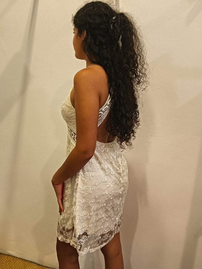 vestido beige con bordados