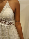 vestido beige con bordados