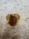 Anillo en Acero color dorado Con concha