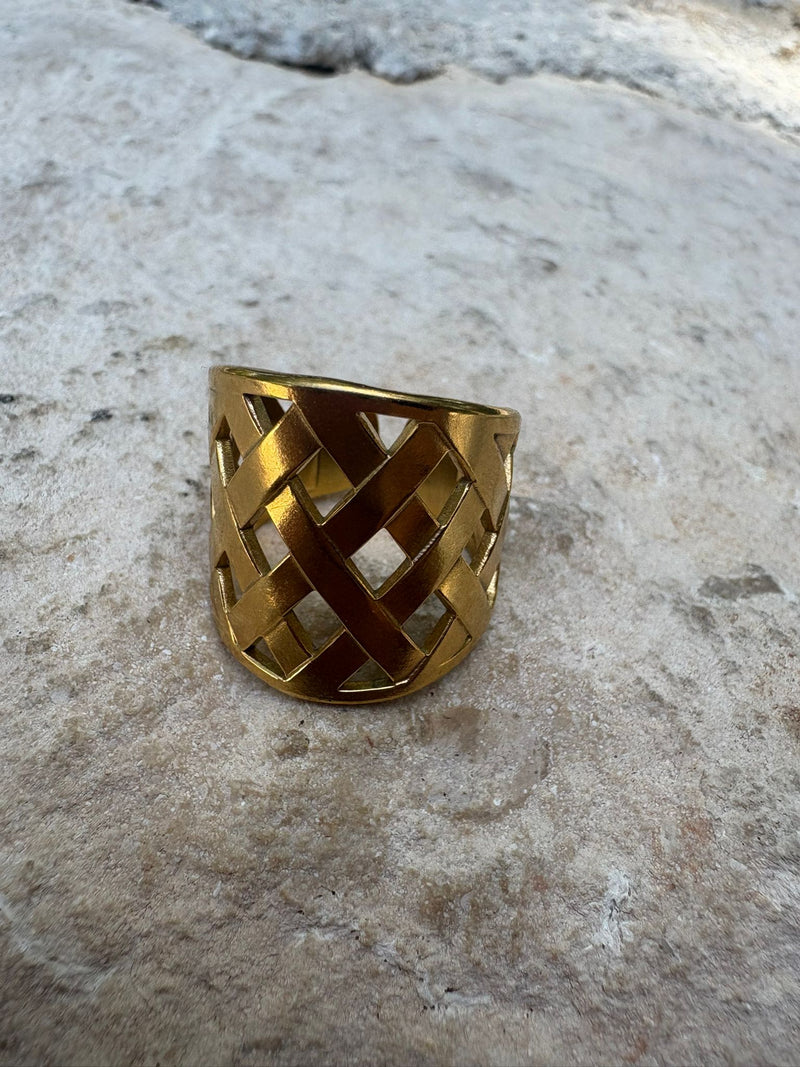 Anillo en Acero color dorado trenzado