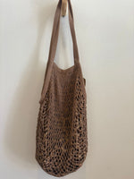 Bolso en tela forma de red en marron forro leopardo