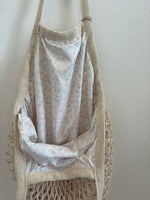 Bolso en tela forma de red en crema forro estampado