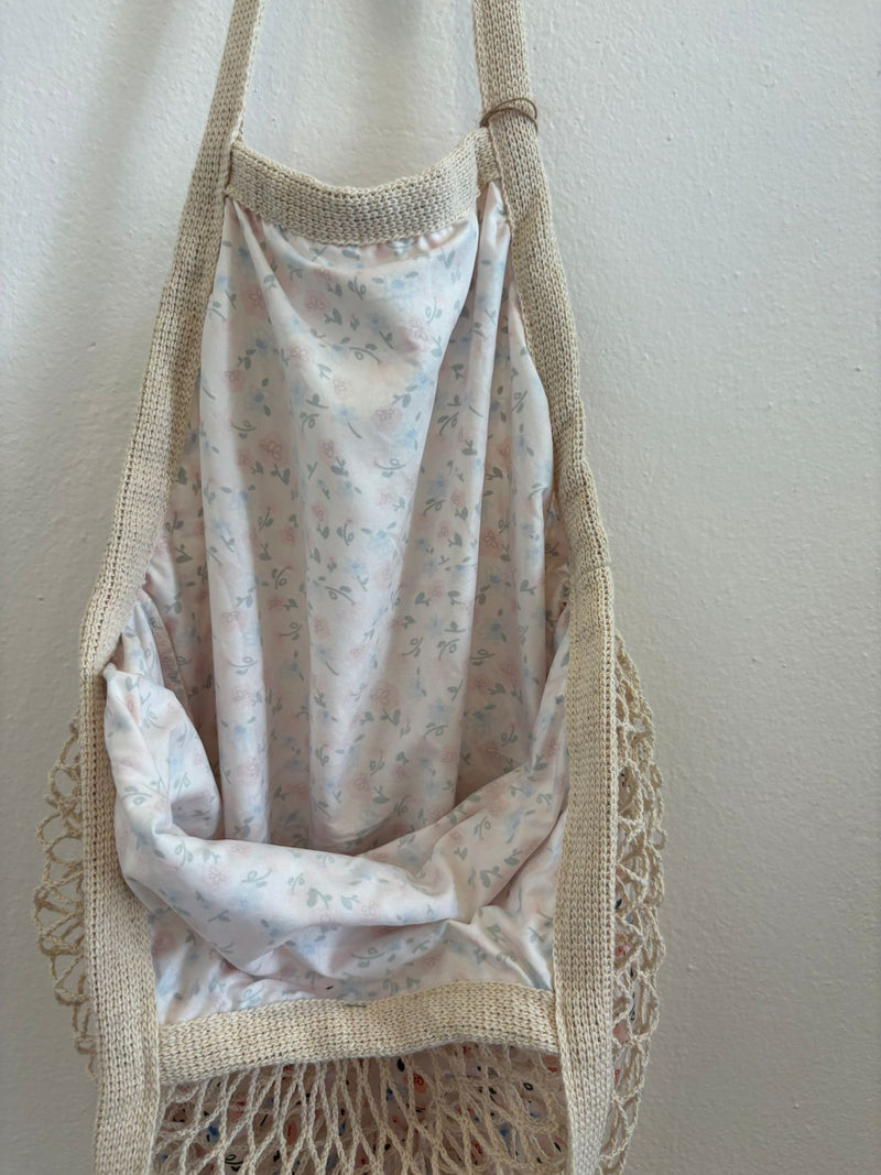 Bolso en tela forma de red en crema forro estampado