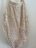 Bolso en tela forma de red en crema forro estampado