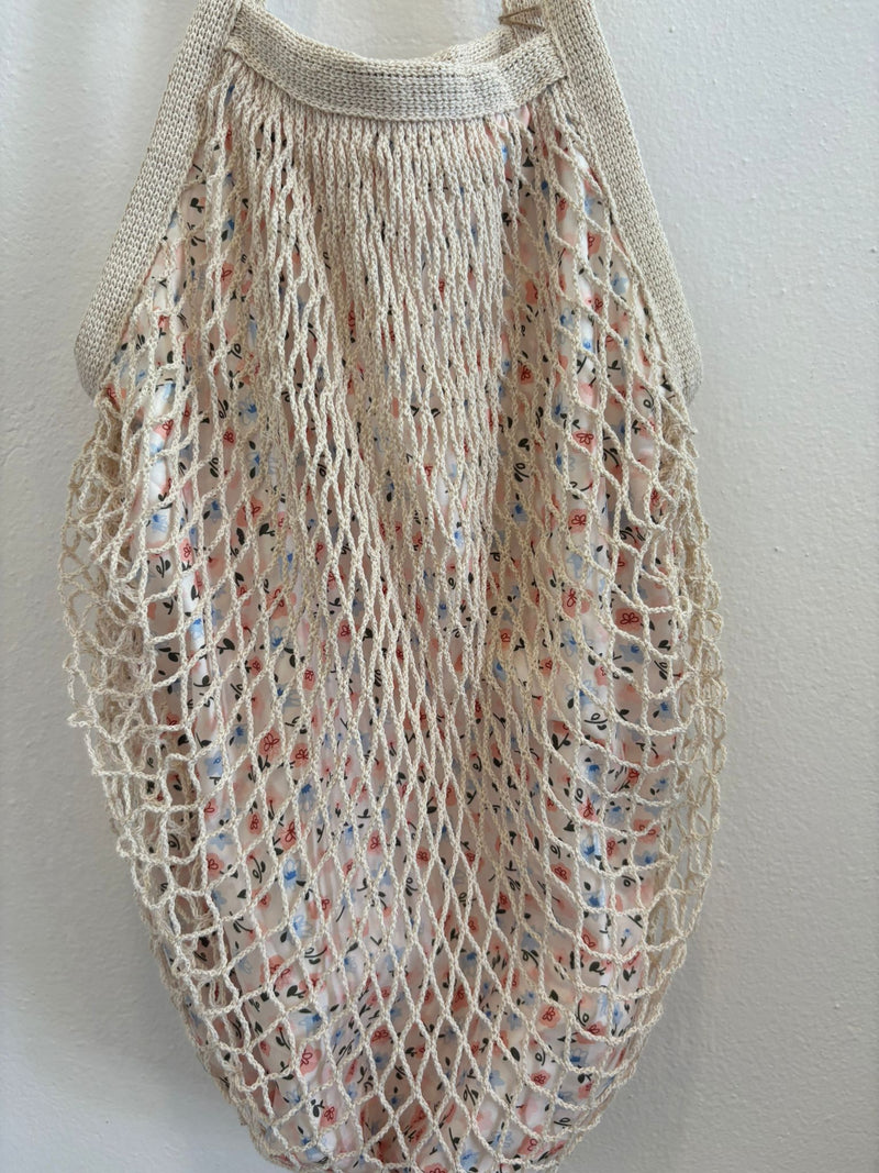 Bolso en tela forma de red en crema forro estampado