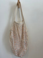 Bolso en tela forma de red en crema forro estampado