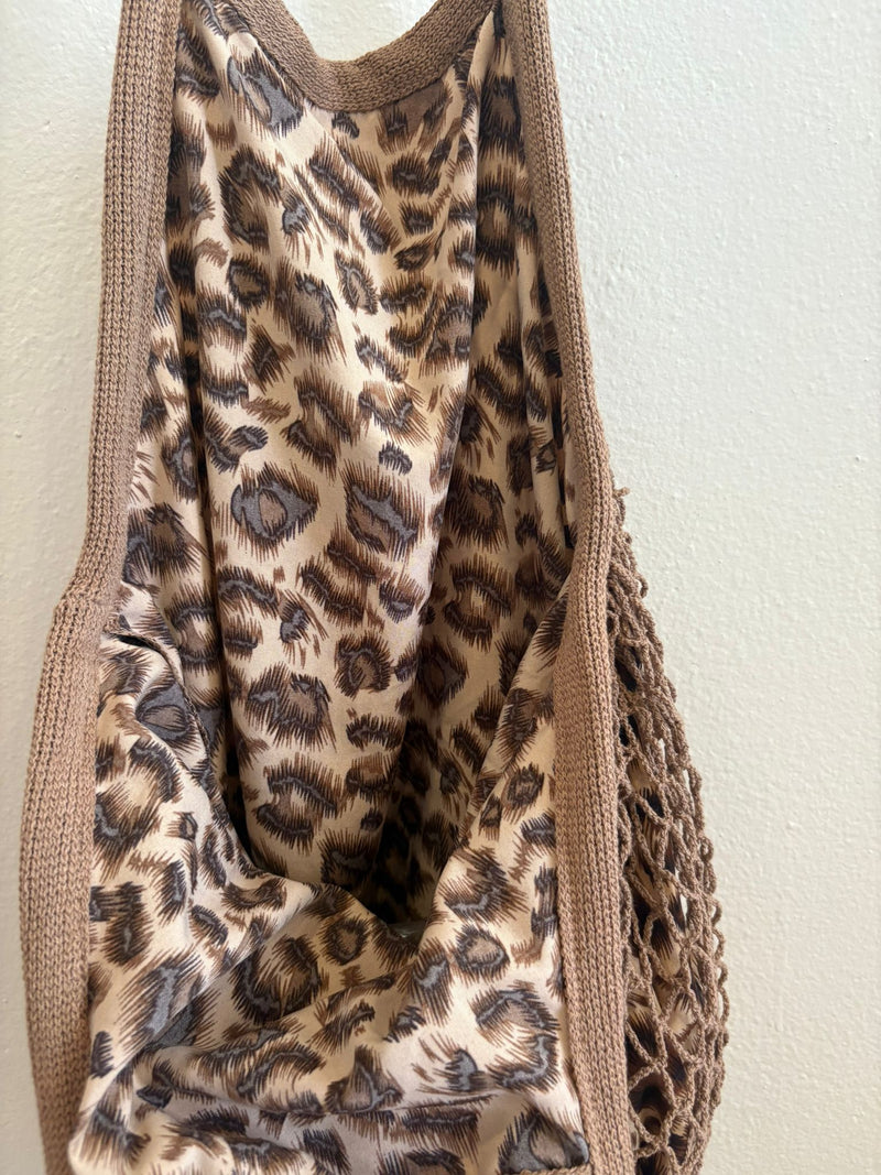 Bolso en tela forma de red en marron forro leopardo