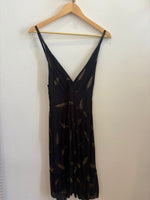 Vestido Negro plumas doradas