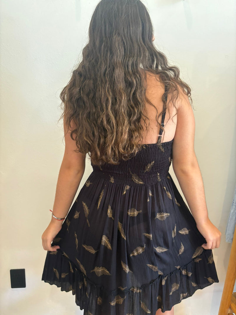 Vestido Negro plumas doradas