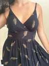 Vestido Negro plumas doradas