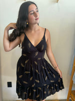 Vestido Negro plumas doradas