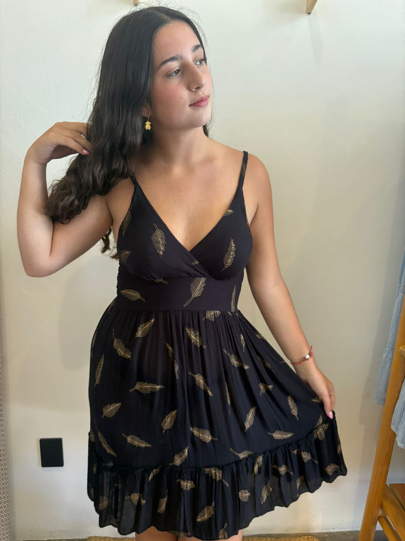Vestido Negro plumas doradas