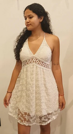 vestido beige con bordados